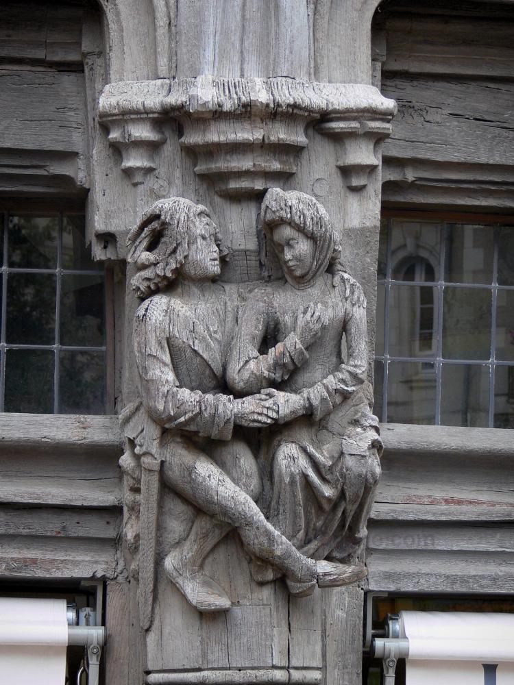Guide du Maine-et-Loire - Angers - Personnages en bois sculpté de la maison d'Adam