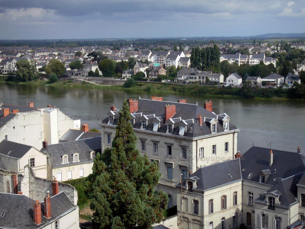 Guide du Maine-et-Loire - Saumur - Maisons et bâtiments bordant le fleuve Loire (Val de Loire)