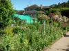 Maison et jardins de Claude Monet - Jardin de Monet, à Giverny : Clos Normand : massif de fleurs et rosiers