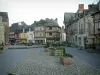 Malestroit - Place pavée bordée d'anciennes maisons, certaines sont ornées de colombages