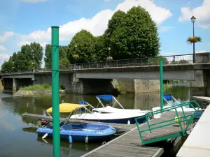 Malicorne-sur-Sarthe - Hafen von Malicorne mit seinen festgemachten Booten, und Brücke überspannend den Fluss Sarthe