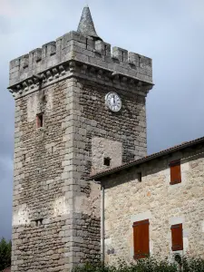 Le Malzieu-Ville - Tour de l'Horloge (beffroi de l'ancien château) et façade de maison