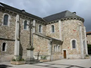 Le Malzieu-Ville - Église Saint-Hippolyte et croix monumentale