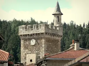 Le Malzieu-Ville - Tour de l'Horloge (beffroi de l'ancien château) et toits de maisons