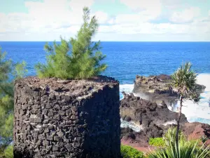 Manapany-les-Bains - Old lime kiln, wild coast and Indian Ocean