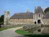 Guía de La Mancha - Castillo de Gratot - Paseo de la poterna de entrada (porche de entrada), el puente, el foso, la torre y común
