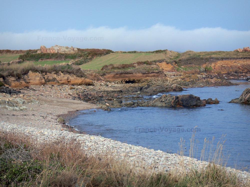 Guide de la Manche - Littoral du Cotentin - Route des Caps : épis, landes, petite plage de galets, rochers et mer (la Manche) ; paysage de la presqu'île du Cotentin