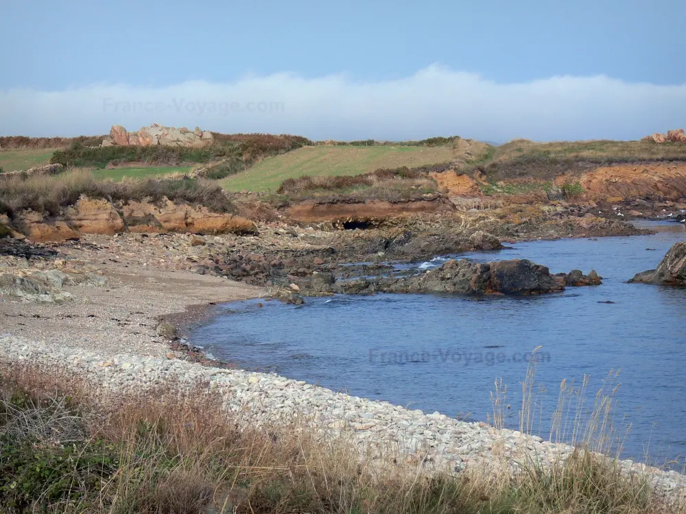 Guide of the Manche - Cotentin coast - Caps road: ears, moors, small pebble beach, cliffs and the Channel (sea); landscape of the Cotentin peninsula