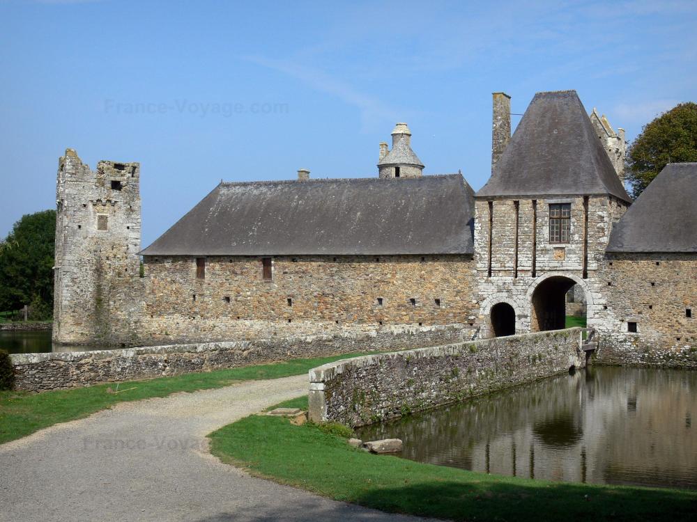 Guide de la Manche - Château de Gratot - Allée menant à la poterne d'entrée (porche d'entrée), pont, douves, communs et tour