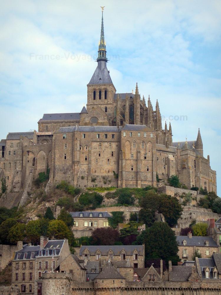 Guide de la Manche - Mont-Saint-Michel - Église abbatiale et bâtiments abbatiaux de l'abbaye bénédictine dominant les maisons et les remparts de la cité médiévale (village)