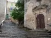 Mane - Calade (ruelle en pente pavée) et chapelle des Pénitents Notre-Dame-de-Pitié