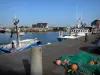Guida della Manica - Saint-Vaast-la-Hougue - Port: rete da pesca in primo piano, le barche ormeggiate al molo, nella penisola di Cotentin