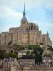 Guida della Manica - Mont-Saint-Michel - Abbazia di chiese e l'abbazia della Badia benedettina che domina le case e le mura della città medievale (villaggio)