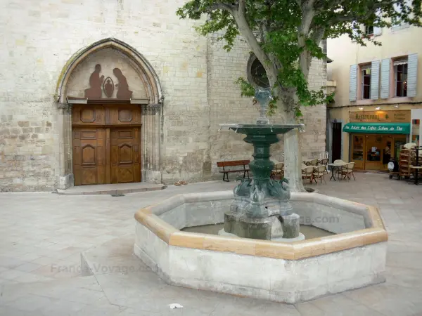 Manosque - Fontana in Place Saint-Sauveur, facciata della chiesa di Saint-Sauveur, sicomoro (albero), caffetteria con terrazza casa e la città vecchia