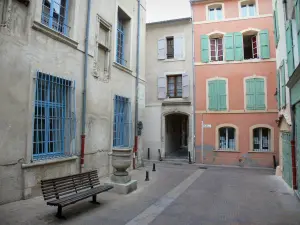 Manosque - Facciate su strada e la casa del centro storico