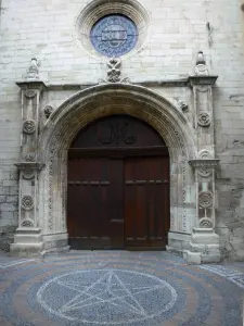 Manosque - Cortile e la facciata di Notre-Dame-de-Romigier