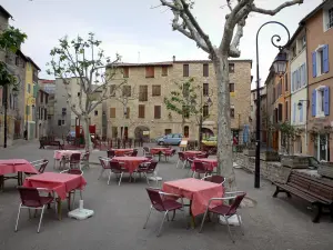 Manosque - Luogo Marcel Pagnol: caffè, platani (alberi) lampioni e le case del centro storico