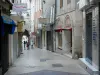 Manosque - Rue Grande avec ses commerces et ses maisons