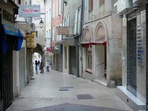 Manosque - High Street con i suoi negozi e le case