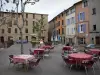 Manosque - Plaats Marcel Pagnol: terrasjes, platanen (bomen) en huizen in de oude stad