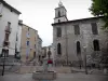 Manosque - St. Saviour kerk en de klokkentoren bekroond door een klok, fontein en huizen in de oude stad