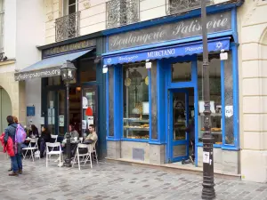 O Marais - Café terraço e padaria na rue des Rosiers