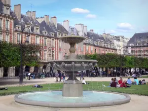 O Marais - Fonte e fachadas da Place des Vosges