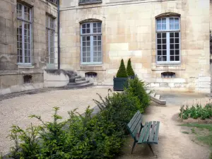 O Marais - Garden of Lamoignon Hotel decorado com bancos