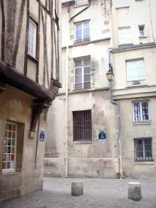 O Marais - Antiga casa de enxaimel na esquina da Rue du Grenier sur l'Eau