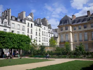 O Marais - Hôtel Salé, lar do Museu Nacional Picasso-Paris, do lado do jardim e fachadas de edifícios no bairro de Marais