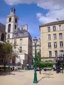 O Marais - Praça Charles-Victor-Langlois com seu playground, torre sineira da igreja Notre-Dame-des-Blancs-casacos e fachadas de edifícios