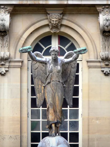 Le Marais - Estatua de la Victoria alada en el jardín del Museo Carnavalet