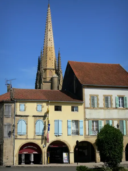 Marciac - Campanile della chiesa di Nostra Signora dell'Assunzione delle case si affacciano sulla piazza con i portici (piazza coperta) del fortificata