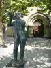 Marciac - Statue de Wynton Marsalis, platane (arbre) et ancien couvent des Augustins