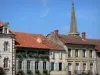 Marciac - Flèche du clocher de l'ancien couvent des Augustins et façades de maisons de la bastide