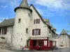 Marcolès - Residence geflankeerd door een ronde toren met een restaurant en een café terras; in Chestnut Cantal