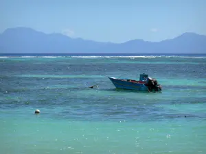 Marie-Galante - Bateau flottant sur les eaux turquoises de la mer