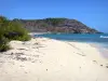 Marie-Galante - Plage de sable blanc, mer et côte rocheuse
