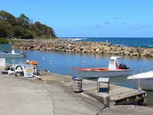 Le Marigot - Vissershaven en de afgemeerde boten