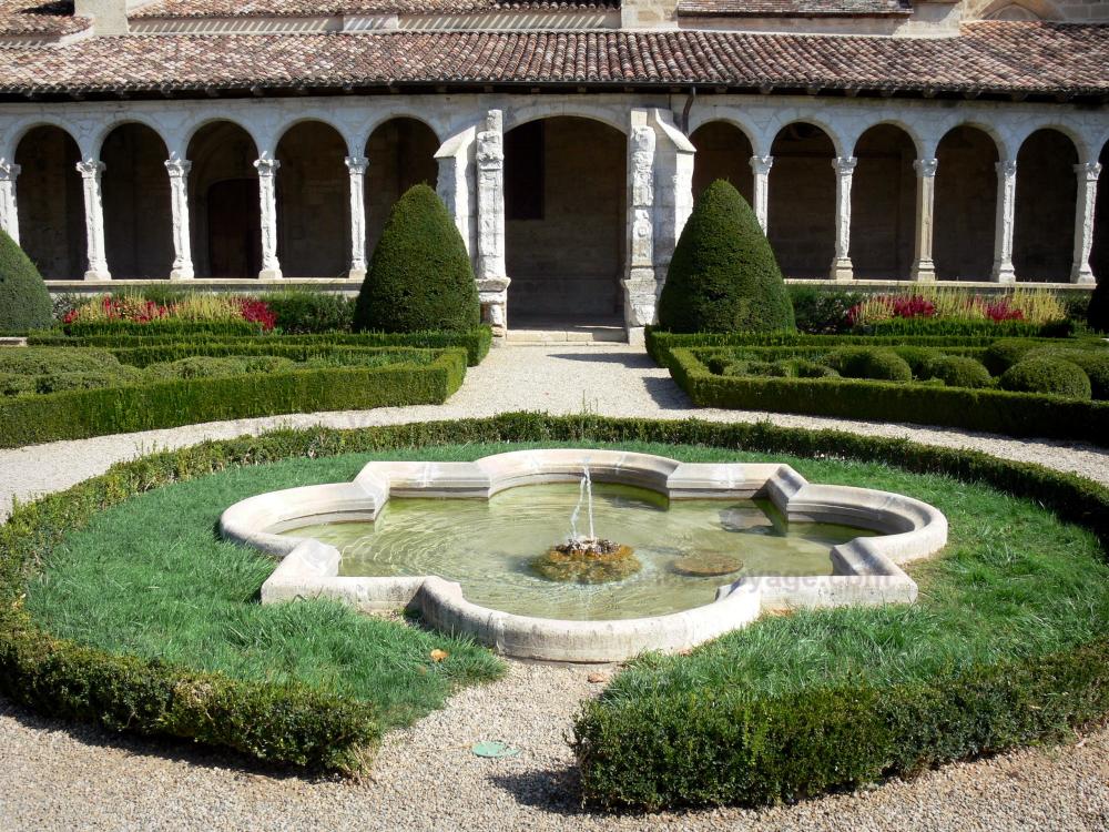 Marmande - Cloître Renaissance de l'église Notre-Dame et son jardin à la française agrémenté d'un bassin d'eau