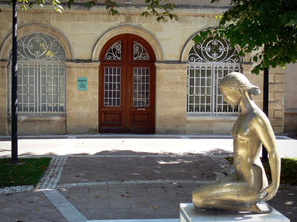 Marmande - Statue de la Pomme d'Amour, place et façade de l'hôtel de ville (mairie)