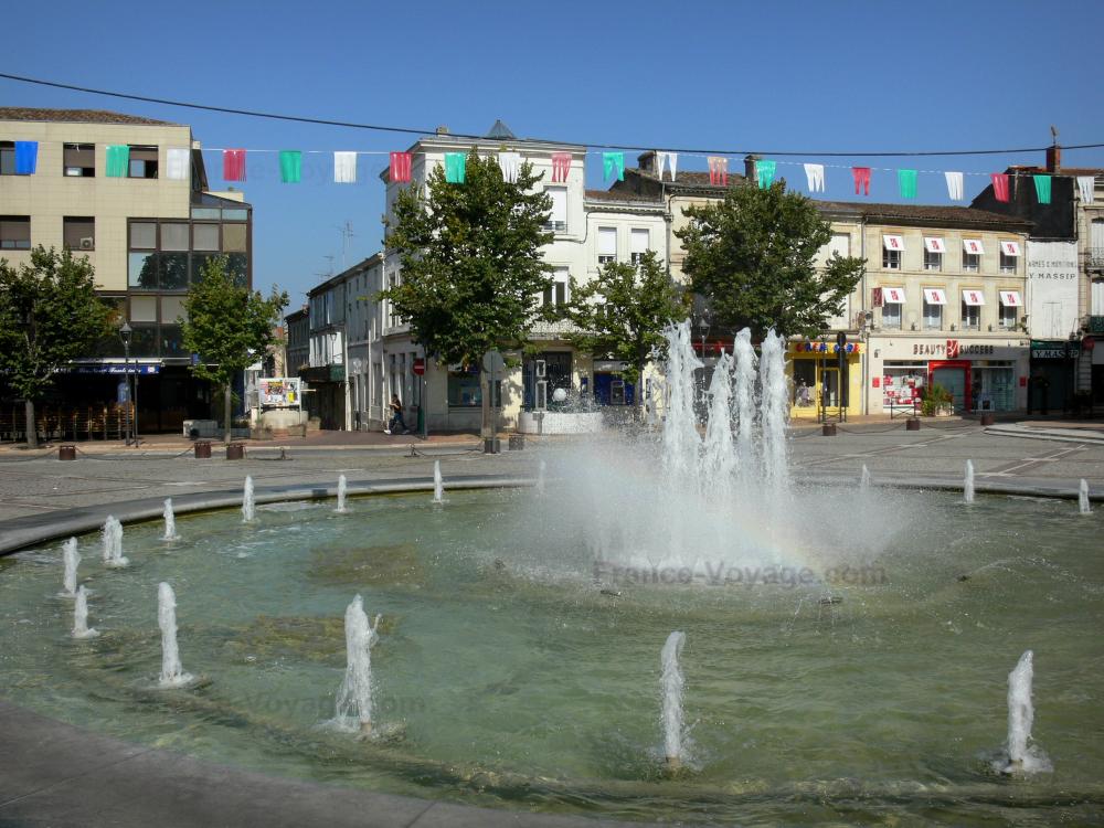 Marmande - Fontaine à jets d'eau, commerces et façades de la ville