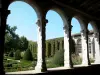 Marmande - Arcades du cloître Renaissance avec vue sur le jardin à la française