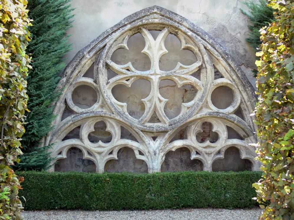 Marmande - Remplage gothique dans le jardin à la française du cloître de l'église Notre-Dame