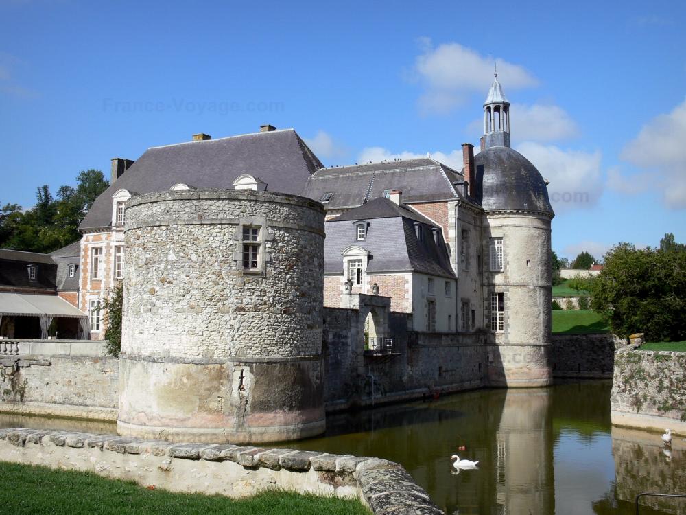Guide de la Marne - Château d'Étoges - Château, douves, cygne sur l'eau