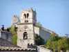 Marsanne - Klokkentoren van de kerk Saint-Félix en ruïnes van de donjon van het oude feodale kasteel