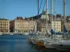 Marseille - Zeilboten in de Oude Haven, de gebouwen en de Notre Dame de la Garde kijkt uit over de hele