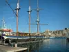 Marseille - Grand voilier dans le Vieux-Port et habitations