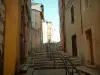 Marseille - Quartier du Panier (Vieux Marseille) : escalier et maisons aux façades colorées