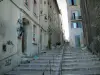 Marseille - Quartier du Panier (Vieux Marseille) : montée des Accoules avec ses escaliers bordés de maisons hautes